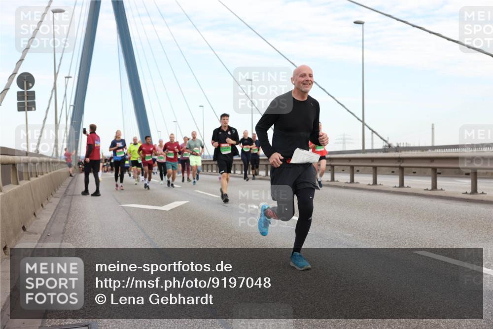 03.10.2025 - Köhlbrandbrückenlauf Lena Gebhardt http://msf.ph/oto/9197048 03.10.2025 15:29:56 Position 1  meine-sportfotos.de