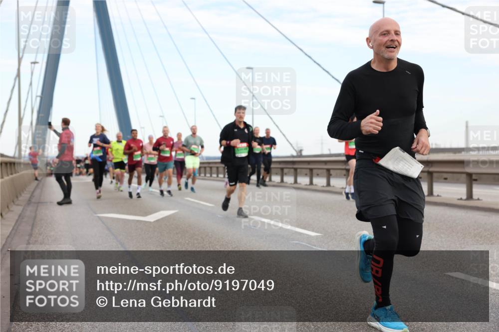 03.10.2025 - Köhlbrandbrückenlauf Lena Gebhardt http://msf.ph/oto/9197049 03.10.2025 15:29:56 Position 1  meine-sportfotos.de