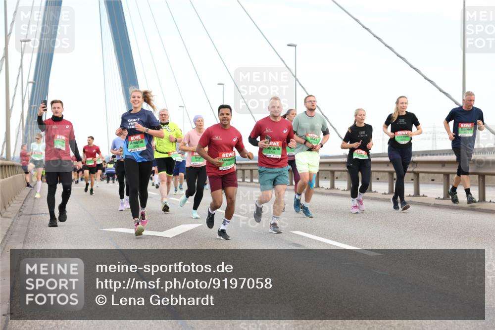 03.10.2025 - Köhlbrandbrückenlauf Lena Gebhardt http://msf.ph/oto/9197058 03.10.2025 15:29:58 Position 1  meine-sportfotos.de