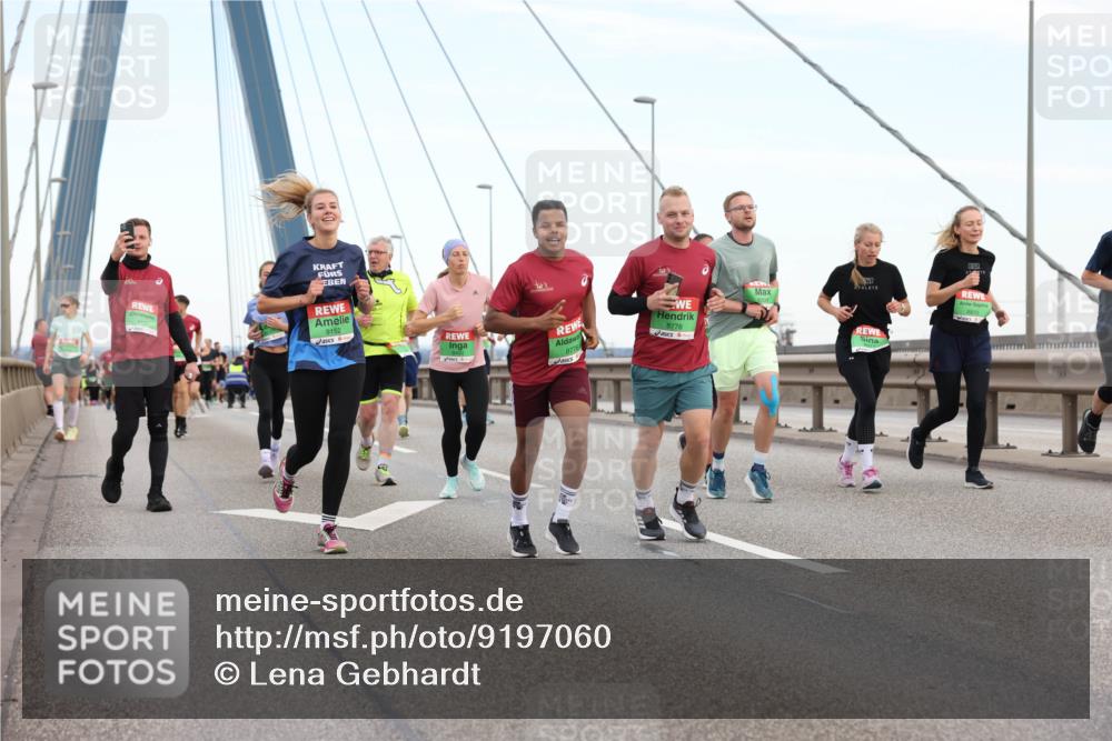 03.10.2025 - Köhlbrandbrückenlauf Lena Gebhardt http://msf.ph/oto/9197060 03.10.2025 15:29:59 Position 1 9131, 9152, 8776, 8778 meine-sportfotos.de