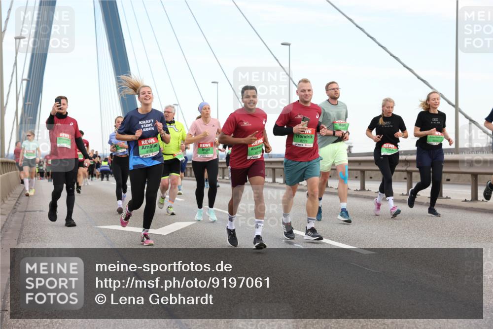 03.10.2025 - Köhlbrandbrückenlauf Lena Gebhardt http://msf.ph/oto/9197061 03.10.2025 15:29:59 Position 1 9152, 8776, 8778, 8970 meine-sportfotos.de