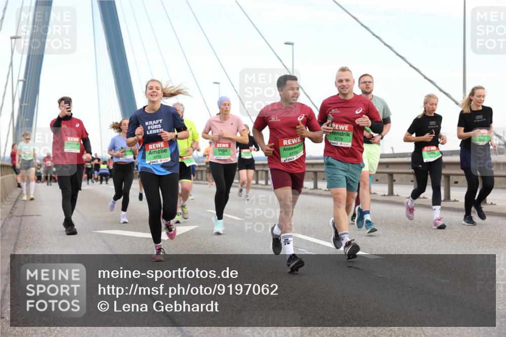 03.10.2025 - Köhlbrandbrückenlauf Lena Gebhardt http://msf.ph/oto/9197062 03.10.2025 15:29:59 Position 1 9152, 8776, 8778 meine-sportfotos.de