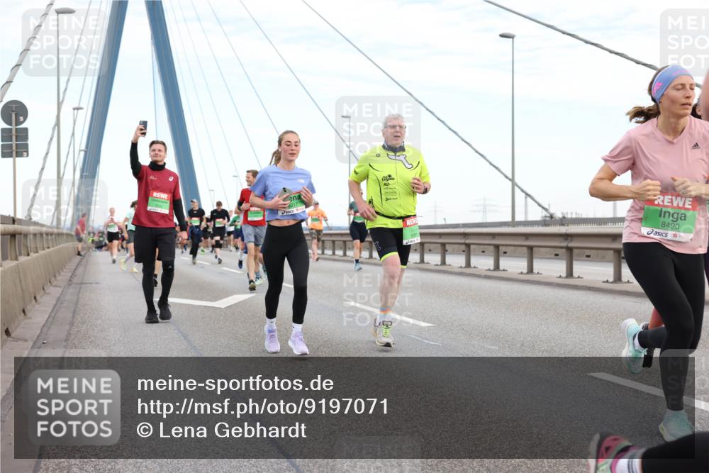 03.10.2025 - Köhlbrandbrückenlauf Lena Gebhardt http://msf.ph/oto/9197071 03.10.2025 15:30:02 Position 1 8490 meine-sportfotos.de