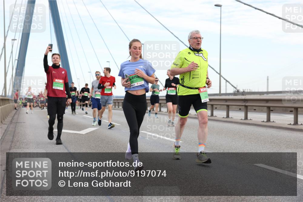 03.10.2025 - Köhlbrandbrückenlauf Lena Gebhardt http://msf.ph/oto/9197074 03.10.2025 15:30:02 Position 1 9131, 8217, 9701 meine-sportfotos.de