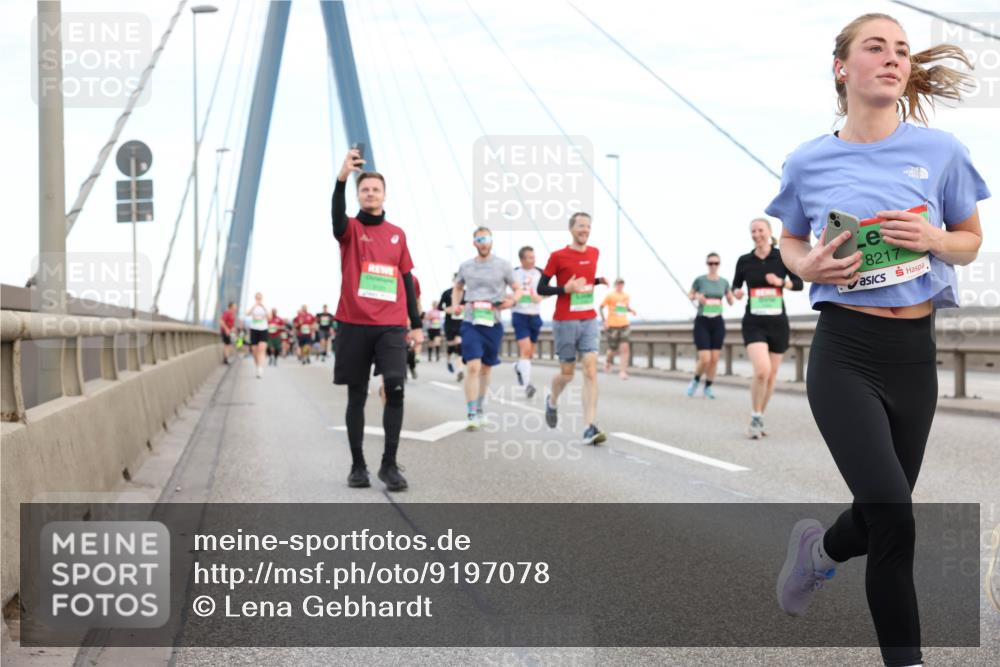 03.10.2025 - Köhlbrandbrückenlauf Lena Gebhardt http://msf.ph/oto/9197078 03.10.2025 15:30:03 Position 1 8217 meine-sportfotos.de
