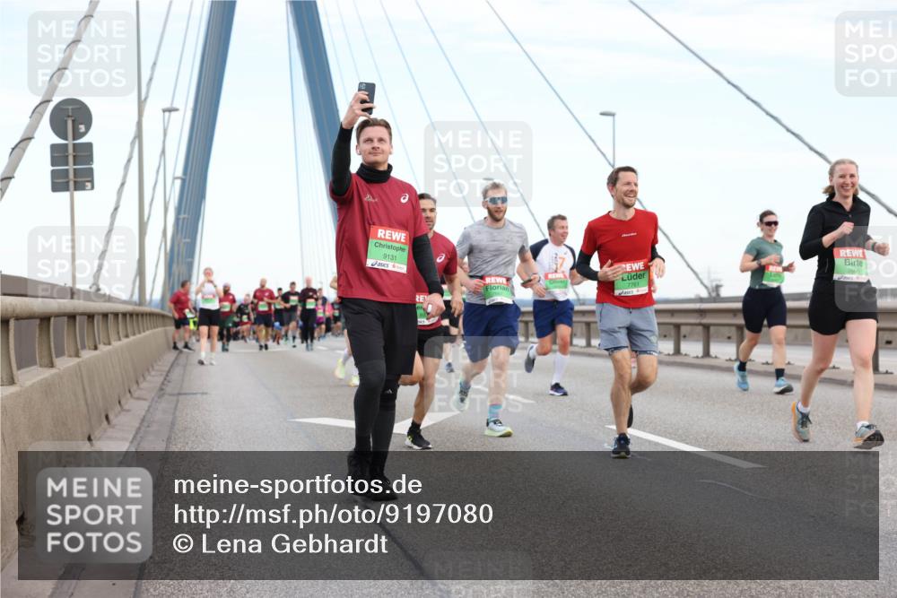 03.10.2025 - Köhlbrandbrückenlauf Lena Gebhardt http://msf.ph/oto/9197080 03.10.2025 15:30:04 Position 1 9131, 7761, 7666 meine-sportfotos.de