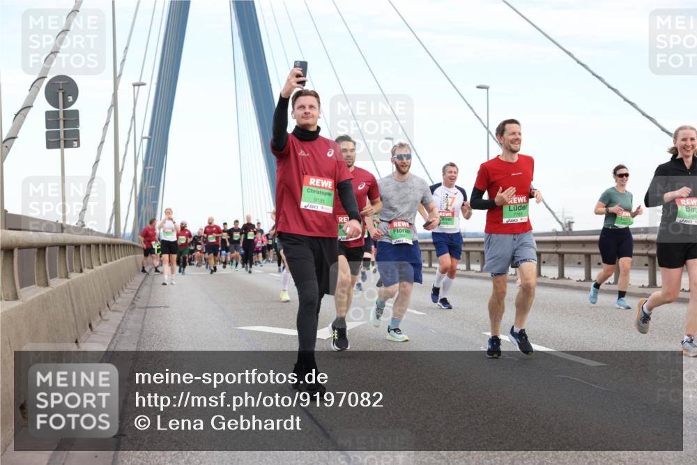 03.10.2025 - Köhlbrandbrückenlauf Lena Gebhardt http://msf.ph/oto/9197082 03.10.2025 15:30:04 Position 1 4, 9131, 7666, 7761 meine-sportfotos.de