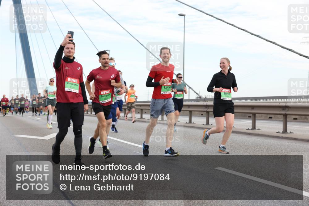 03.10.2025 - Köhlbrandbrückenlauf Lena Gebhardt http://msf.ph/oto/9197084 03.10.2025 15:30:04 Position 1 9131, 7761, 8931, 7666 meine-sportfotos.de