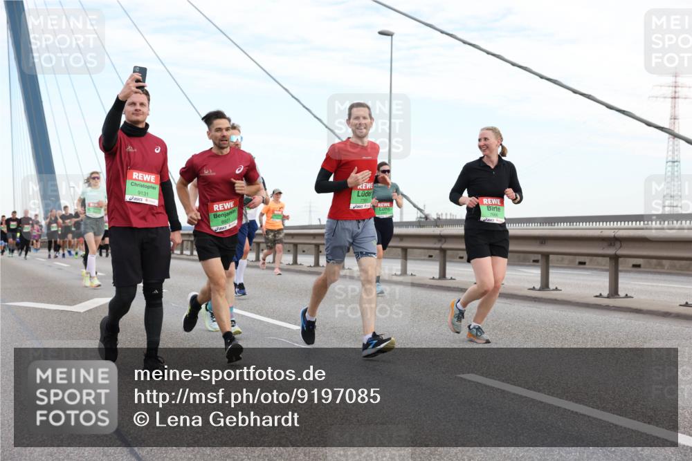03.10.2025 - Köhlbrandbrückenlauf Lena Gebhardt http://msf.ph/oto/9197085 03.10.2025 15:30:05 Position 1 9131, 8931, 7761, 7666 meine-sportfotos.de