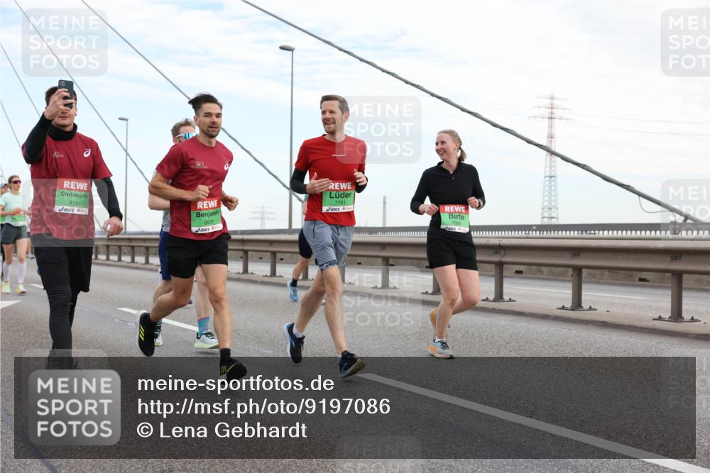 03.10.2025 - Köhlbrandbrückenlauf Lena Gebhardt http://msf.ph/oto/9197086 03.10.2025 15:30:05 Position 1 9131, 8931, 7761, 7666 meine-sportfotos.de