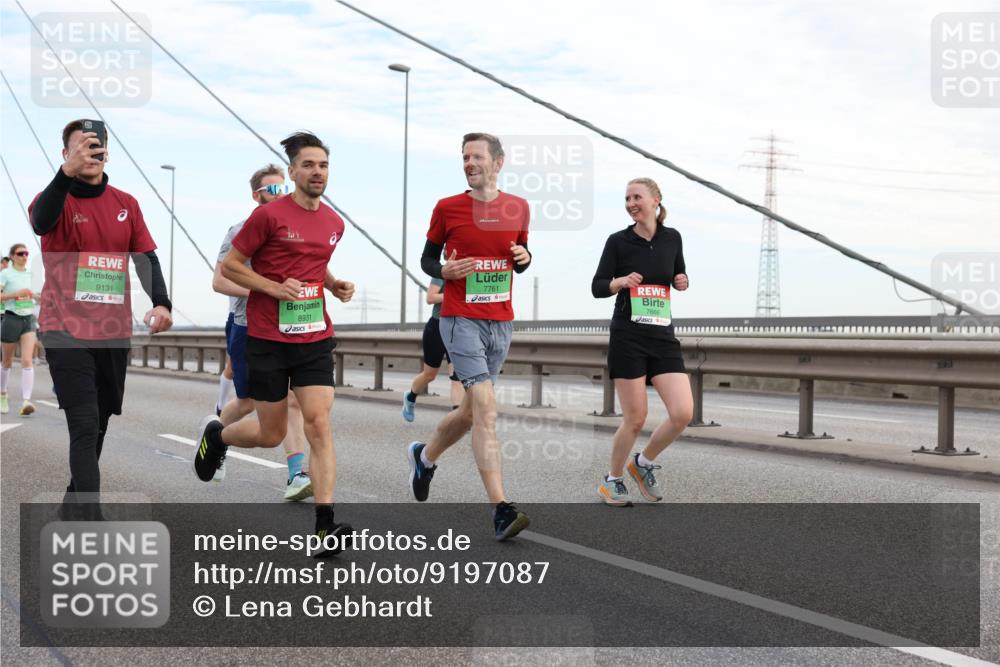 03.10.2025 - Köhlbrandbrückenlauf Lena Gebhardt http://msf.ph/oto/9197087 03.10.2025 15:30:05 Position 1 9131, 8931, 7761, 7666 meine-sportfotos.de
