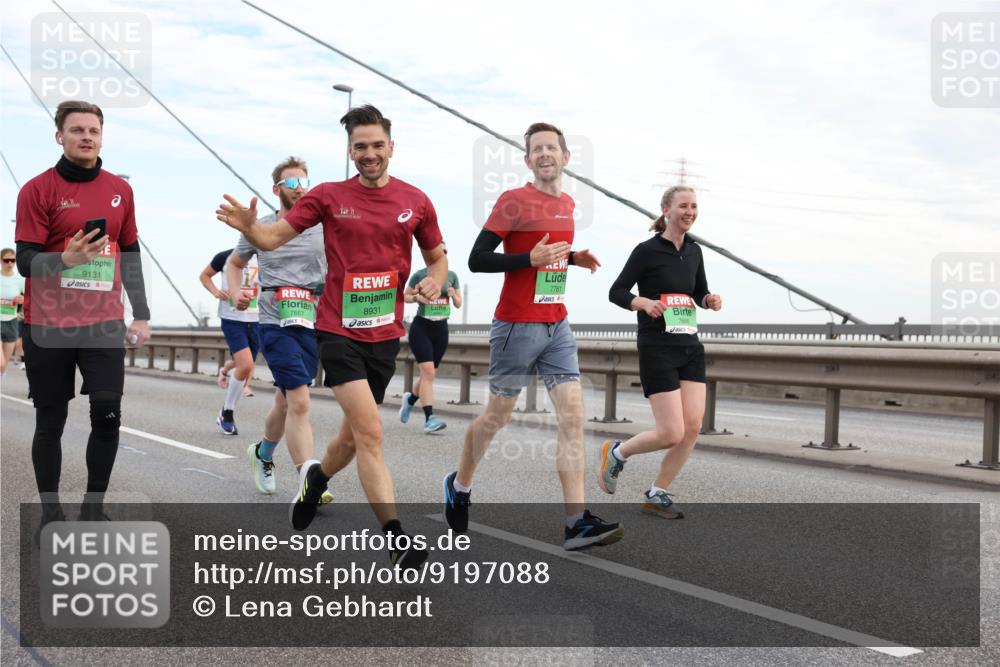 03.10.2025 - Köhlbrandbrückenlauf Lena Gebhardt http://msf.ph/oto/9197088 03.10.2025 15:30:05 Position 1 9131, 7761, 7667, 8931, 7666 meine-sportfotos.de