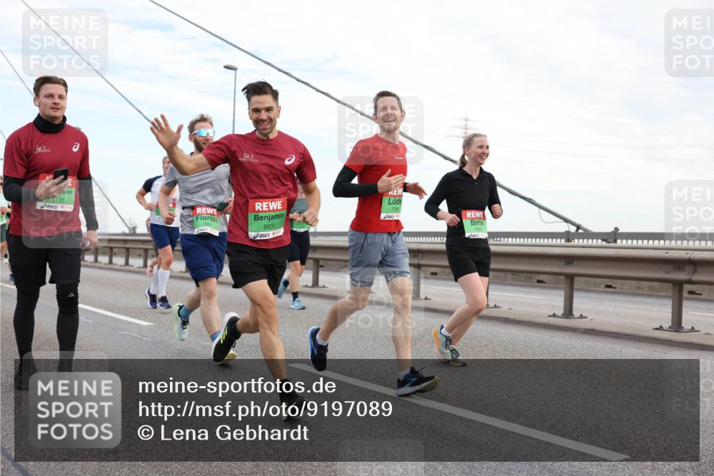 03.10.2025 - Köhlbrandbrückenlauf Lena Gebhardt http://msf.ph/oto/9197089 03.10.2025 15:30:05 Position 1 7761, 8931, 9131, 7667, 7666 meine-sportfotos.de