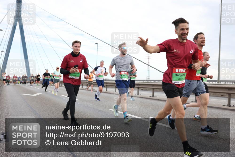 03.10.2025 - Köhlbrandbrückenlauf Lena Gebhardt http://msf.ph/oto/9197093 03.10.2025 15:30:06 Position 1 9131, 7667, 8931 meine-sportfotos.de
