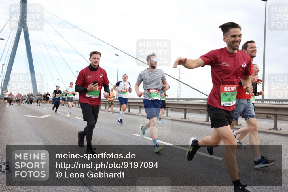 03.10.2025 - Köhlbrandbrückenlauf Lena Gebhardt http://msf.ph/oto/9197094 03.10.2025 15:30:06 Position 1 9131, 7667, 8931 meine-sportfotos.de