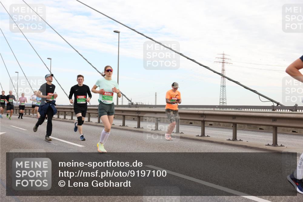 03.10.2025 - Köhlbrandbrückenlauf Lena Gebhardt http://msf.ph/oto/9197100 03.10.2025 15:30:08 Position 1 7604 meine-sportfotos.de