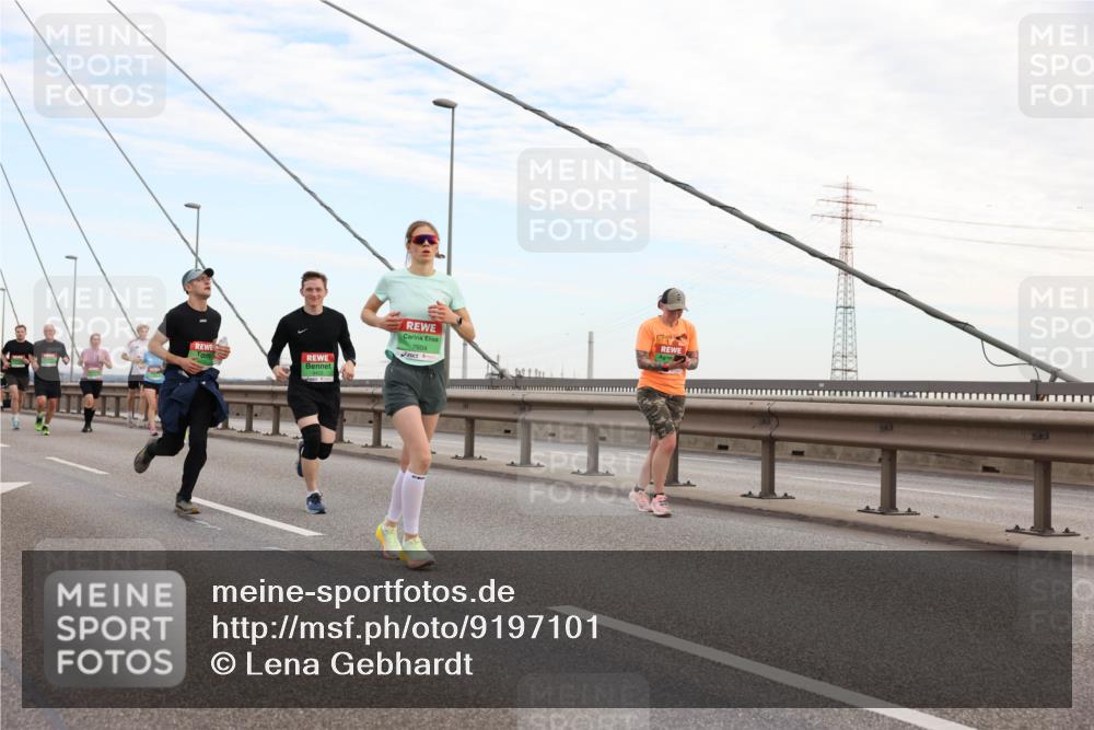 03.10.2025 - Köhlbrandbrückenlauf Lena Gebhardt http://msf.ph/oto/9197101 03.10.2025 15:30:08 Position 1 7604 meine-sportfotos.de
