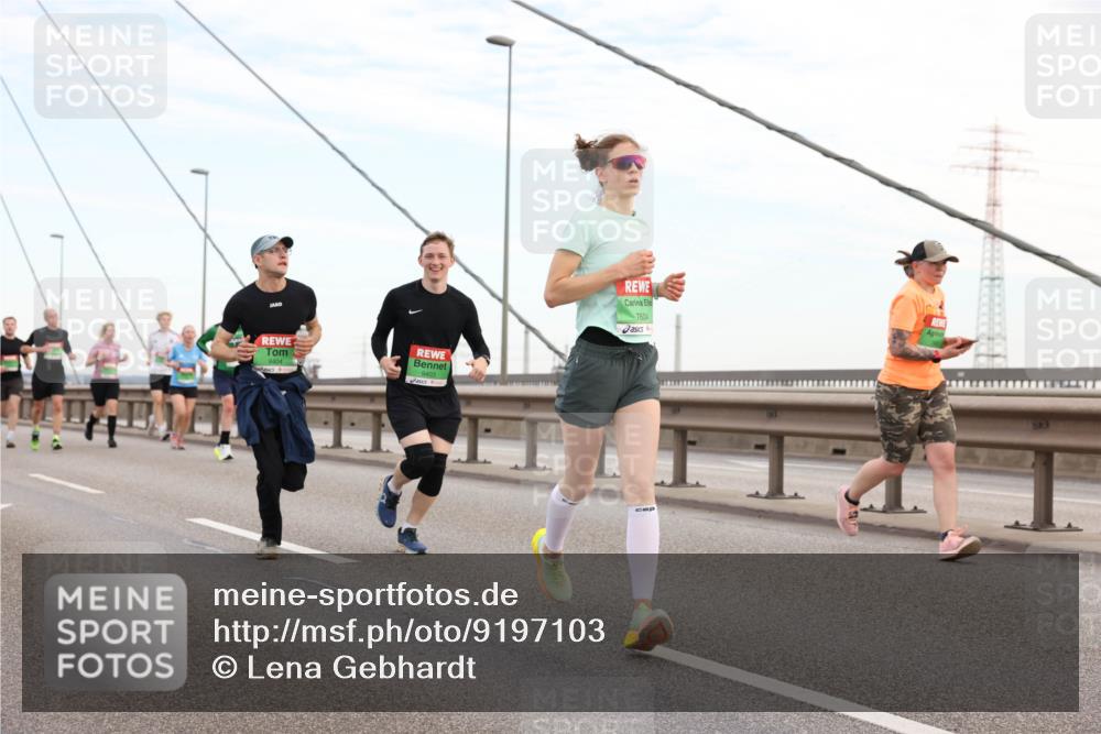 03.10.2025 - Köhlbrandbrückenlauf Lena Gebhardt http://msf.ph/oto/9197103 03.10.2025 15:30:08 Position 1 9404, 7604 meine-sportfotos.de