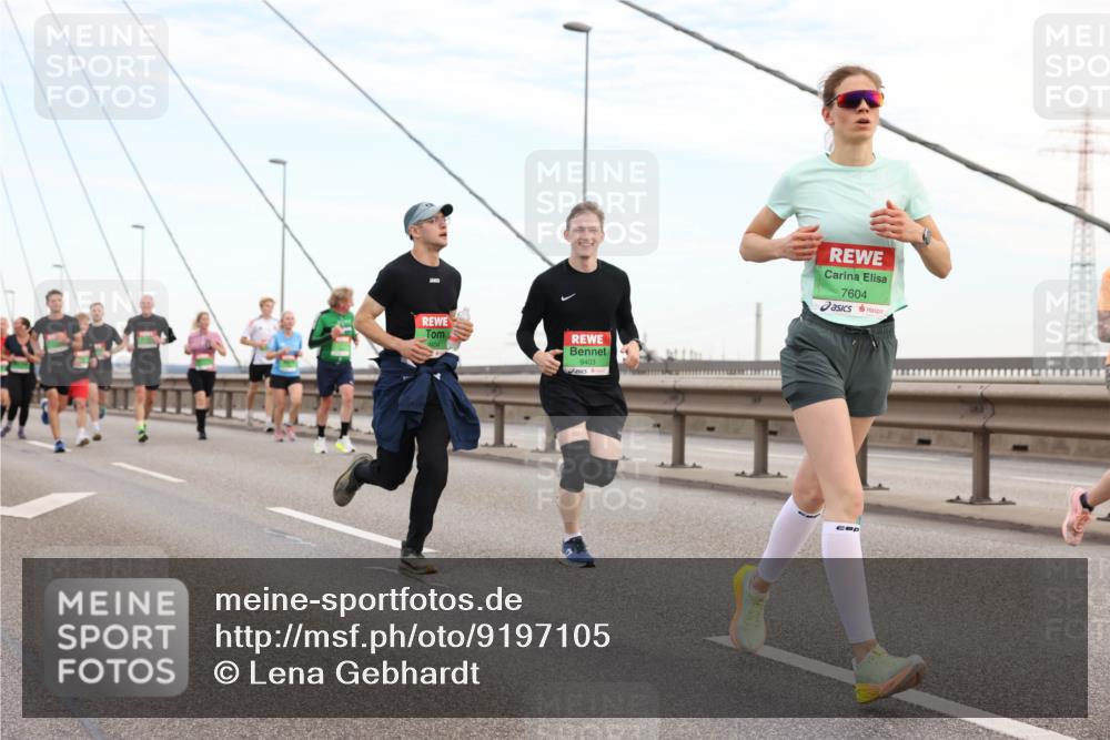 03.10.2025 - Köhlbrandbrückenlauf Lena Gebhardt http://msf.ph/oto/9197105 03.10.2025 15:30:08 Position 1 9403, 7604 meine-sportfotos.de