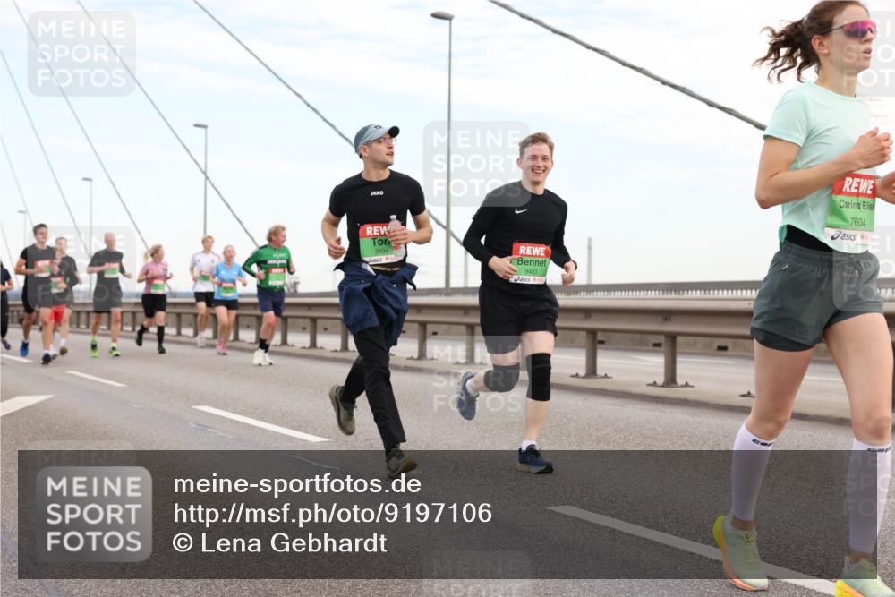 03.10.2025 - Köhlbrandbrückenlauf Lena Gebhardt http://msf.ph/oto/9197106 03.10.2025 15:30:09 Position 1 9404, 9403, 7604 meine-sportfotos.de