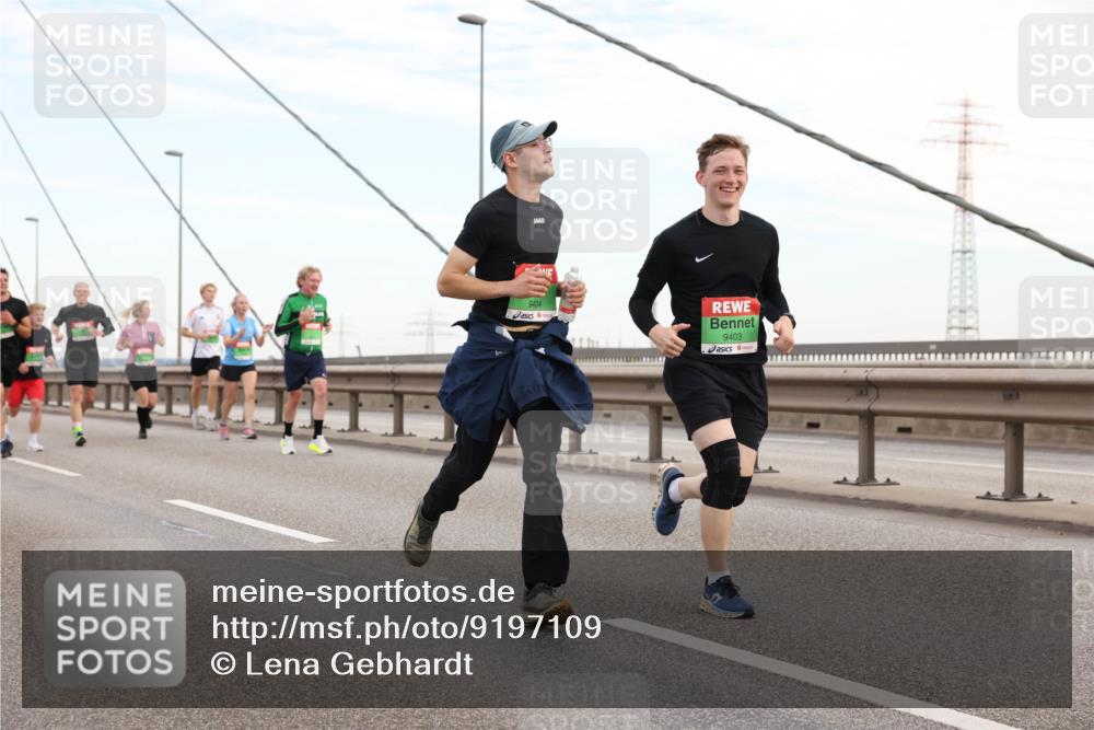 03.10.2025 - Köhlbrandbrückenlauf Lena Gebhardt http://msf.ph/oto/9197109 03.10.2025 15:30:09 Position 1 9404, 9403 meine-sportfotos.de