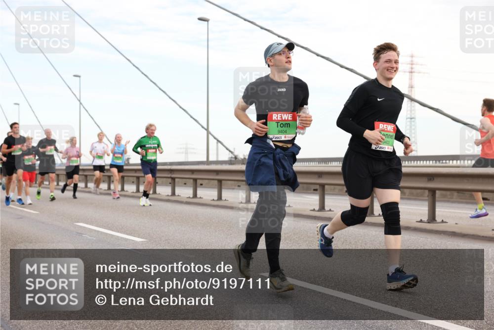 03.10.2025 - Köhlbrandbrückenlauf Lena Gebhardt http://msf.ph/oto/9197111 03.10.2025 15:30:09 Position 1 9404, 9403 meine-sportfotos.de