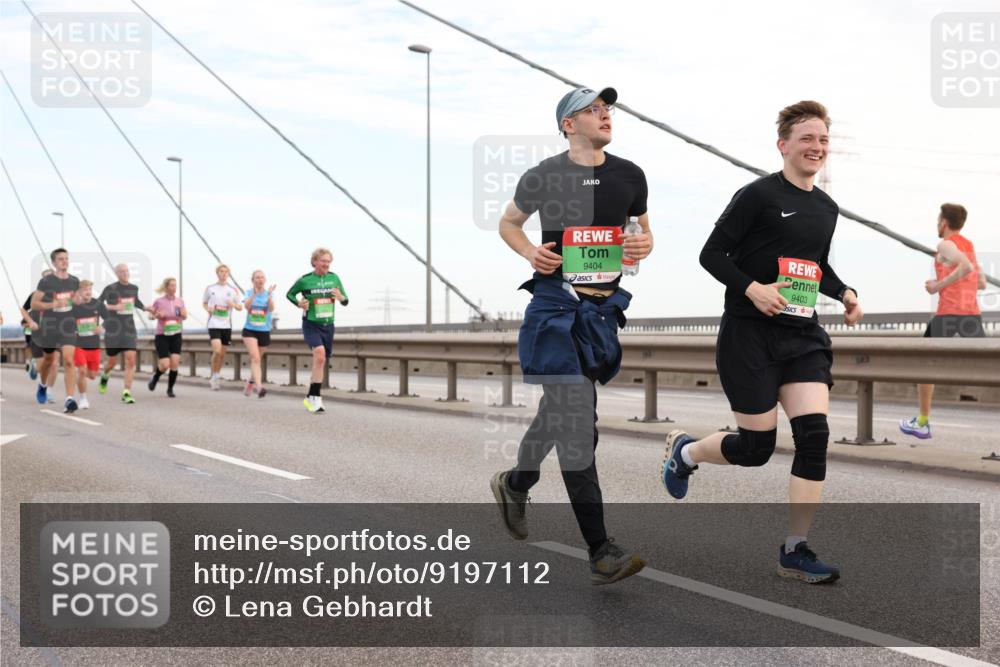 03.10.2025 - Köhlbrandbrückenlauf Lena Gebhardt http://msf.ph/oto/9197112 03.10.2025 15:30:10 Position 1 9404, 9403 meine-sportfotos.de