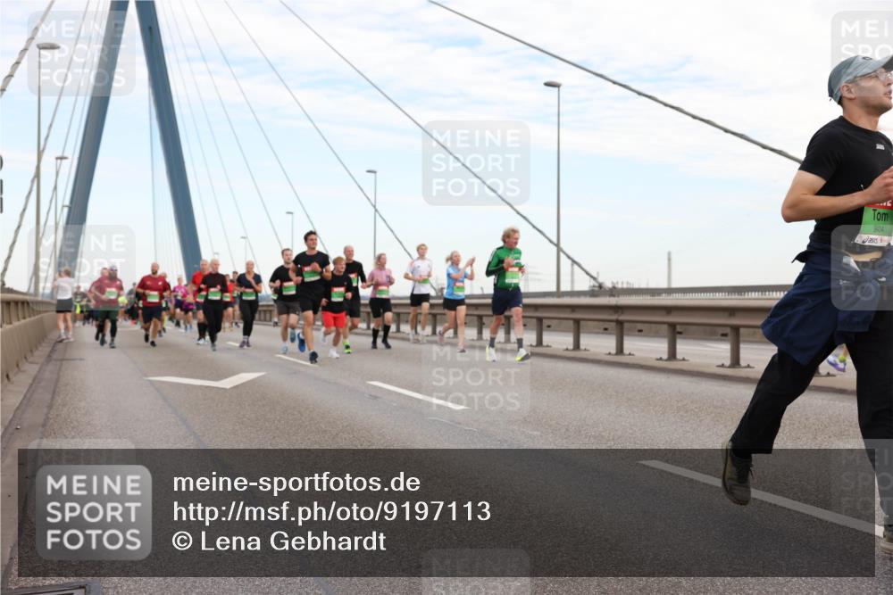 03.10.2025 - Köhlbrandbrückenlauf Lena Gebhardt http://msf.ph/oto/9197113 03.10.2025 15:30:10 Position 1 9404 meine-sportfotos.de
