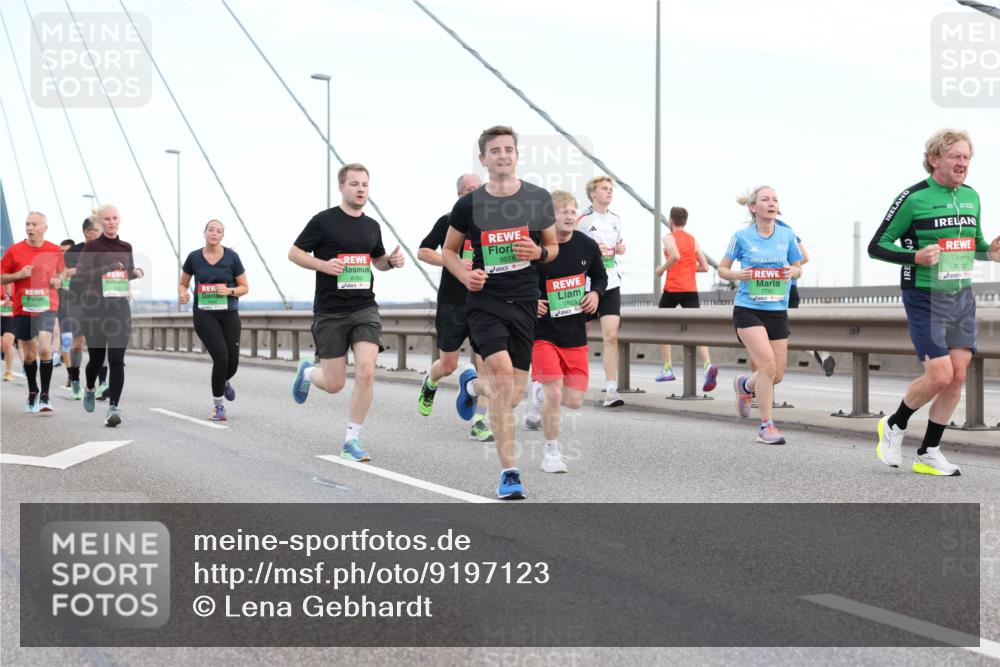 03.10.2025 - Köhlbrandbrückenlauf Lena Gebhardt http://msf.ph/oto/9197123 03.10.2025 15:30:12 Position 1 9018, 8763, 7623, 7792, 9731 meine-sportfotos.de