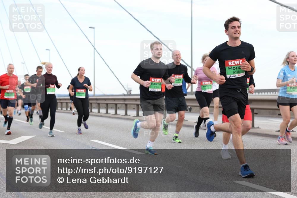 03.10.2025 - Köhlbrandbrückenlauf Lena Gebhardt http://msf.ph/oto/9197127 03.10.2025 15:30:12 Position 1 8763, 9018, 9486, 7792 meine-sportfotos.de
