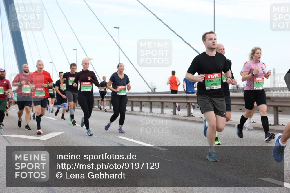 03.10.2025 - Köhlbrandbrückenlauf Lena Gebhardt http://msf.ph/oto/9197129 03.10.2025 15:30:13 Position 1 7659, 8763, 7699 meine-sportfotos.de