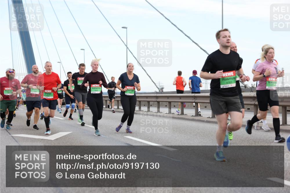 03.10.2025 - Köhlbrandbrückenlauf Lena Gebhardt http://msf.ph/oto/9197130 03.10.2025 15:30:13 Position 1 22, 7800, 8763, 7099 meine-sportfotos.de