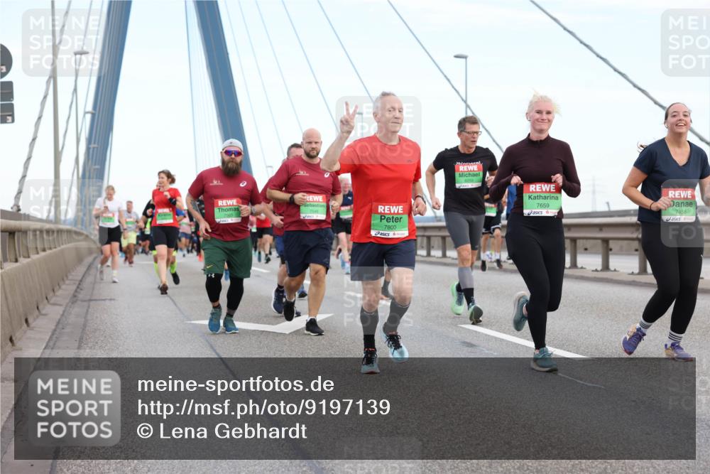 03.10.2025 - Köhlbrandbrückenlauf Lena Gebhardt http://msf.ph/oto/9197139 03.10.2025 15:30:14 Position 1 7548, 7800, 7659, 7458 meine-sportfotos.de