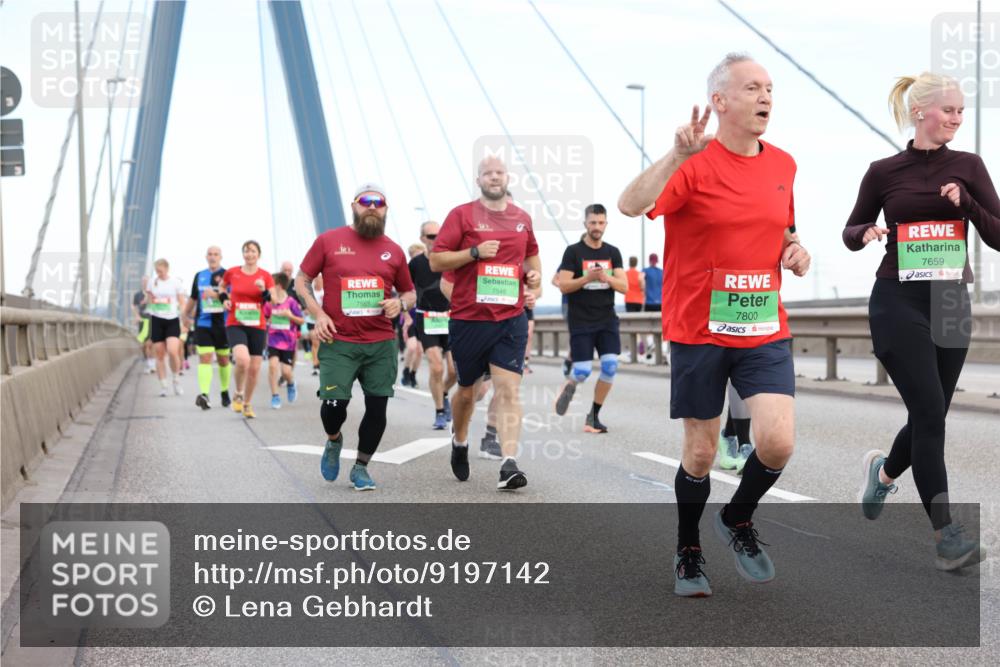 03.10.2025 - Köhlbrandbrückenlauf Lena Gebhardt http://msf.ph/oto/9197142 03.10.2025 15:30:15 Position 1 7548, 7565, 7800, 7659 meine-sportfotos.de