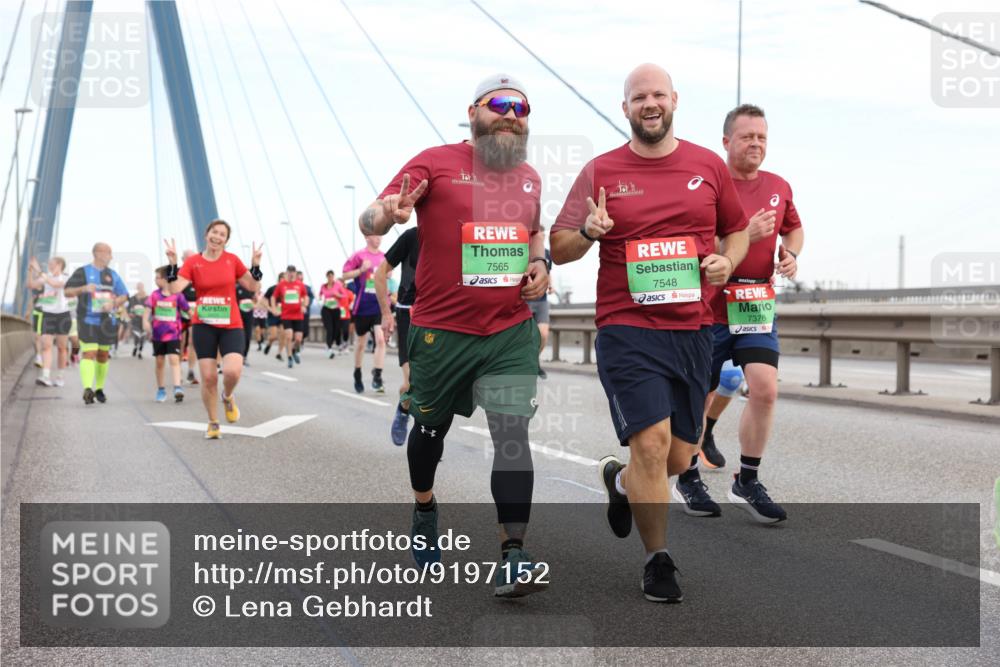 03.10.2025 - Köhlbrandbrückenlauf Lena Gebhardt http://msf.ph/oto/9197152 03.10.2025 15:30:17 Position 1 7565, 7548, 7376 meine-sportfotos.de