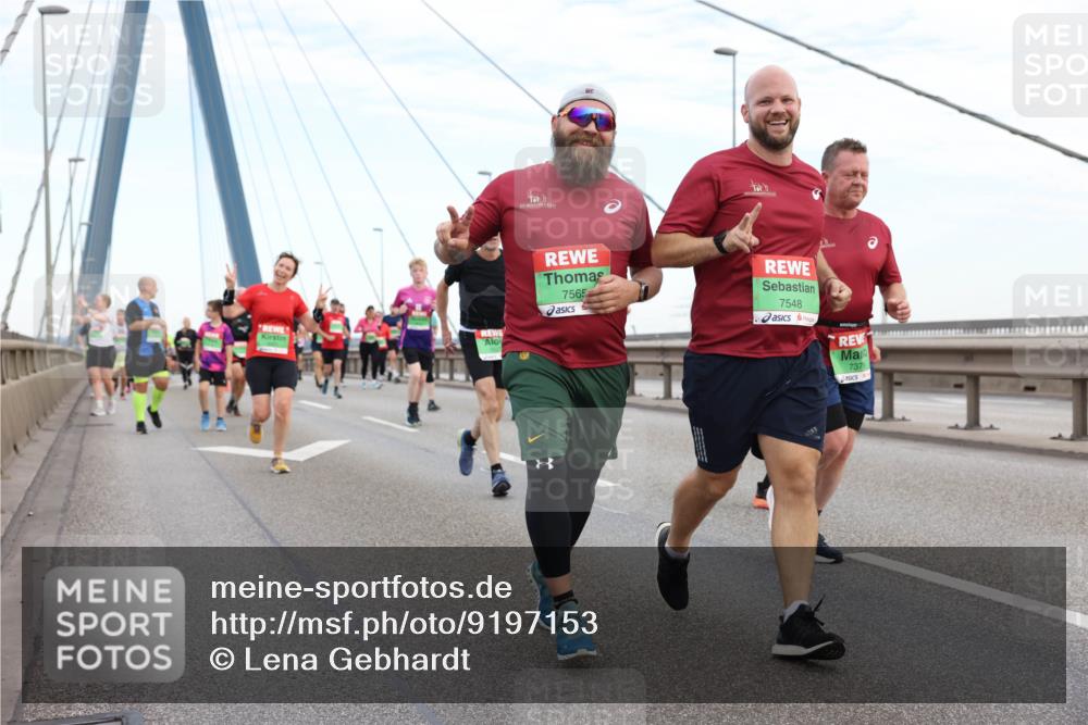 03.10.2025 - Köhlbrandbrückenlauf Lena Gebhardt http://msf.ph/oto/9197153 03.10.2025 15:30:17 Position 1 7565, 7548, 7378 meine-sportfotos.de