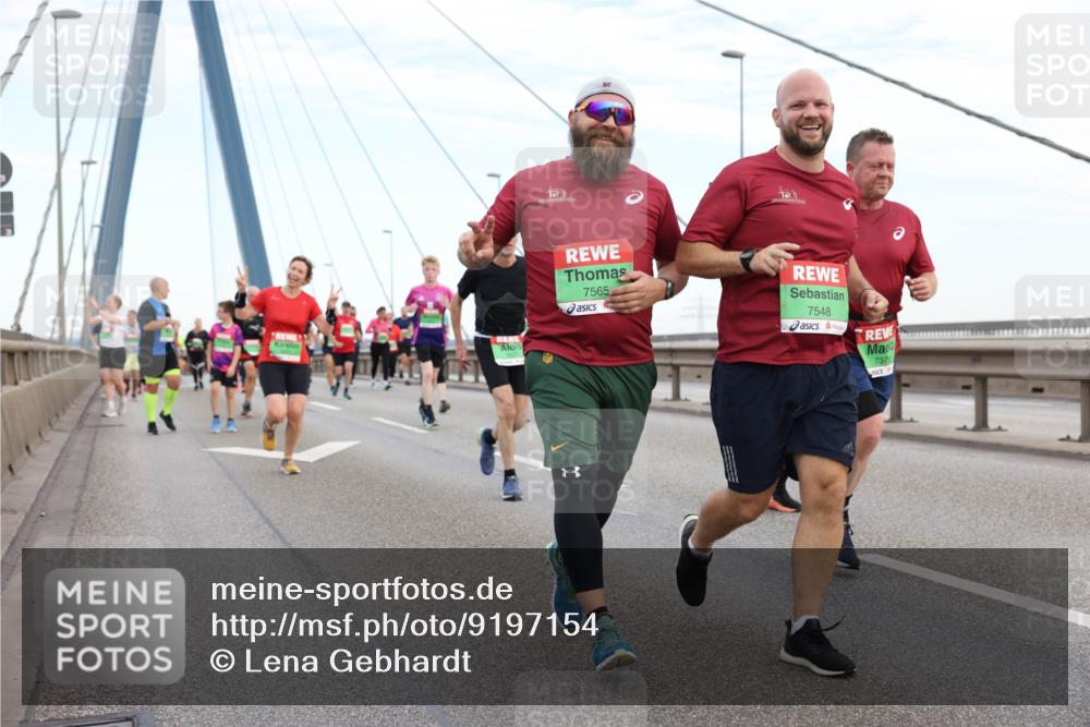 03.10.2025 - Köhlbrandbrückenlauf Lena Gebhardt http://msf.ph/oto/9197154 03.10.2025 15:30:17 Position 1 7565, 7548, 7376 meine-sportfotos.de