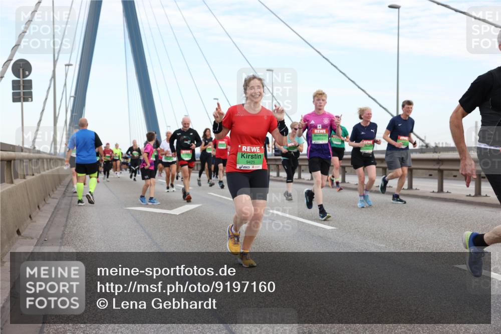 03.10.2025 - Köhlbrandbrückenlauf Lena Gebhardt http://msf.ph/oto/9197160 03.10.2025 15:30:19 Position 1 9425 meine-sportfotos.de