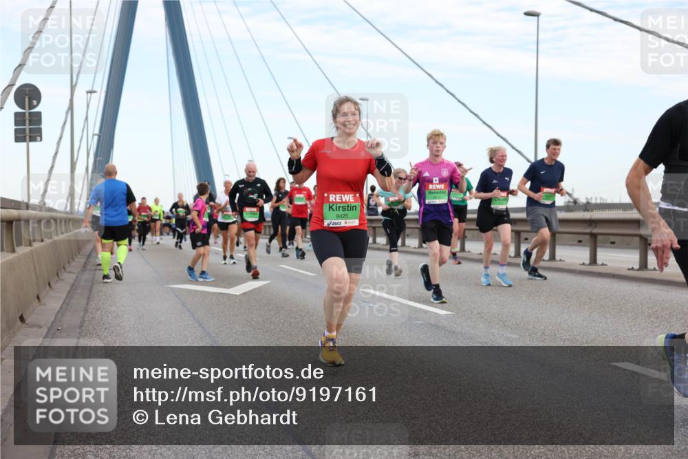 03.10.2025 - Köhlbrandbrückenlauf Lena Gebhardt http://msf.ph/oto/9197161 03.10.2025 15:30:19 Position 1 9425 meine-sportfotos.de