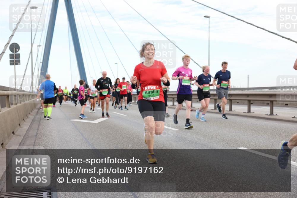 03.10.2025 - Köhlbrandbrückenlauf Lena Gebhardt http://msf.ph/oto/9197162 03.10.2025 15:30:19 Position 1 9425 meine-sportfotos.de