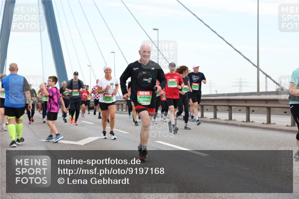 03.10.2025 - Köhlbrandbrückenlauf Lena Gebhardt http://msf.ph/oto/9197168 03.10.2025 15:30:21 Position 1 9424 meine-sportfotos.de