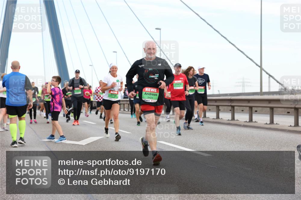 03.10.2025 - Köhlbrandbrückenlauf Lena Gebhardt http://msf.ph/oto/9197170 03.10.2025 15:30:21 Position 1 9424 meine-sportfotos.de