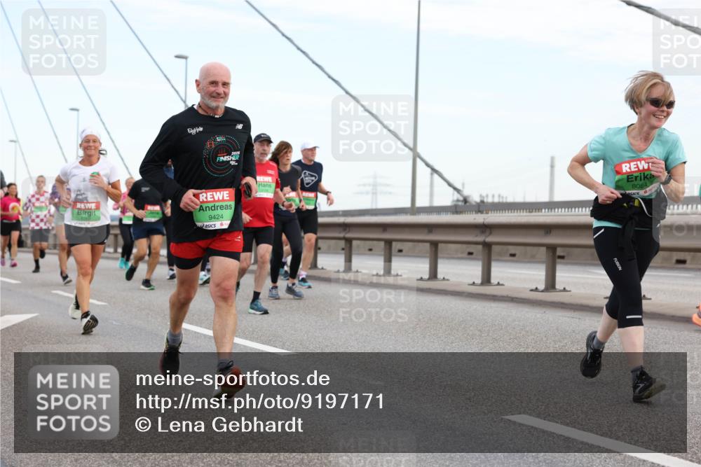 03.10.2025 - Köhlbrandbrückenlauf Lena Gebhardt http://msf.ph/oto/9197171 03.10.2025 15:30:22 Position 1 9424, 8084 meine-sportfotos.de