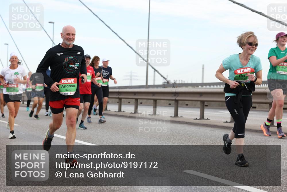03.10.2025 - Köhlbrandbrückenlauf Lena Gebhardt http://msf.ph/oto/9197172 03.10.2025 15:30:22 Position 1 9424, 8084, 8040 meine-sportfotos.de