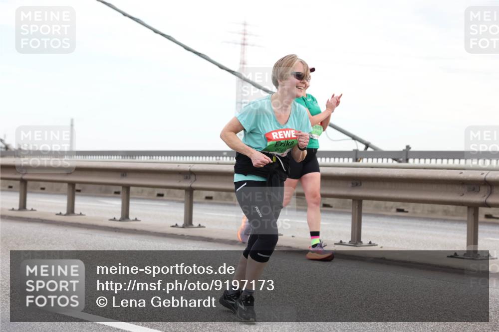 03.10.2025 - Köhlbrandbrückenlauf Lena Gebhardt http://msf.ph/oto/9197173 03.10.2025 15:30:22 Position 1 8084 meine-sportfotos.de