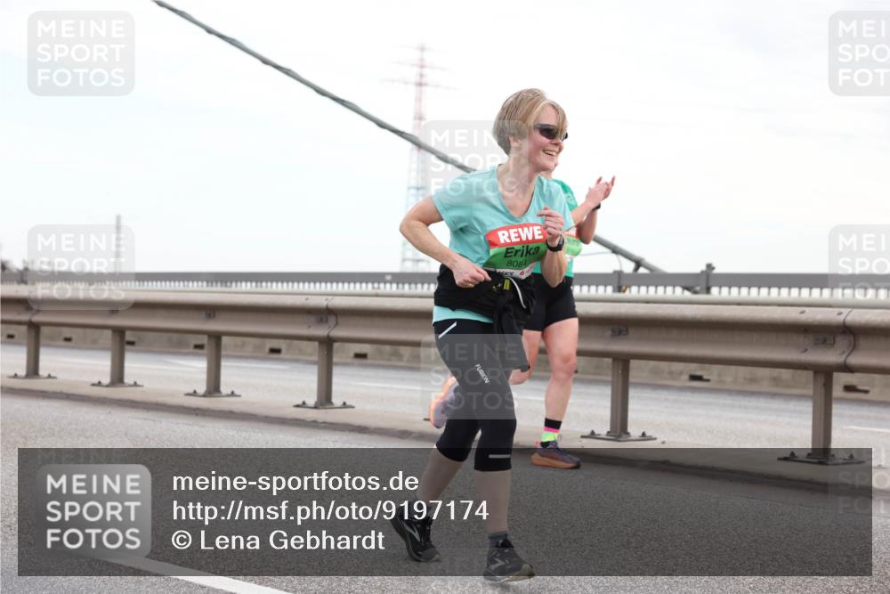 03.10.2025 - Köhlbrandbrückenlauf Lena Gebhardt http://msf.ph/oto/9197174 03.10.2025 15:30:22 Position 1 8084 meine-sportfotos.de