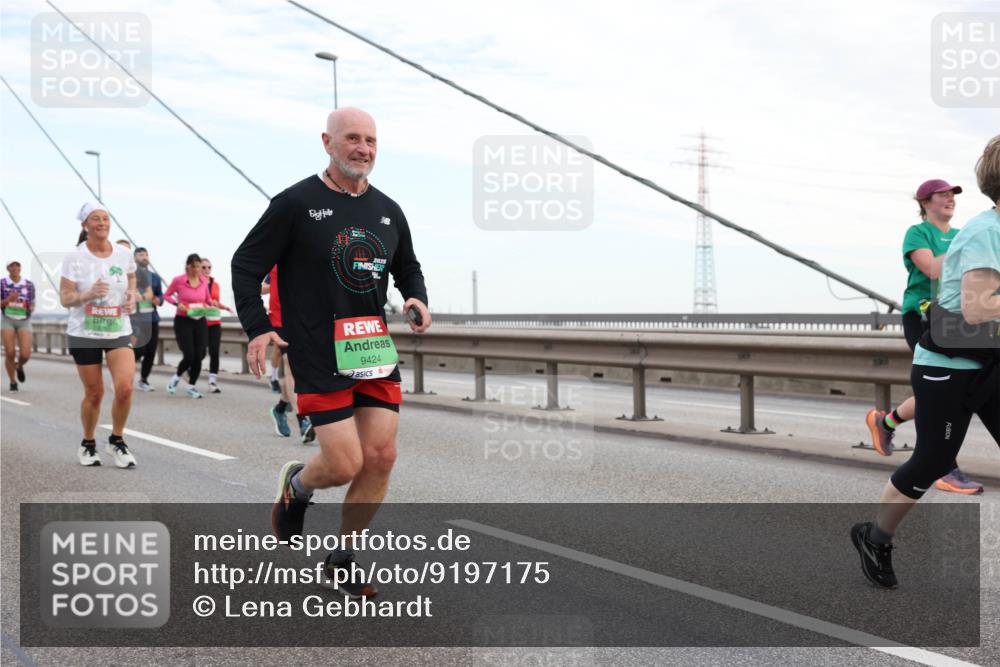 03.10.2025 - Köhlbrandbrückenlauf Lena Gebhardt http://msf.ph/oto/9197175 03.10.2025 15:30:22 Position 1 9424 meine-sportfotos.de