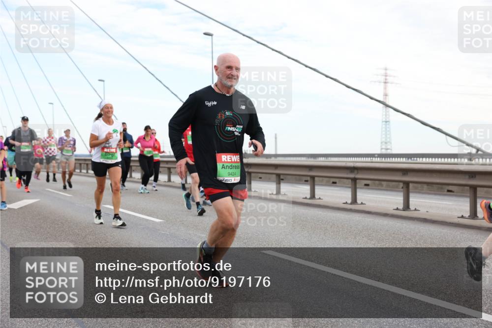 03.10.2025 - Köhlbrandbrückenlauf Lena Gebhardt http://msf.ph/oto/9197176 03.10.2025 15:30:22 Position 1 2025, 9424 meine-sportfotos.de