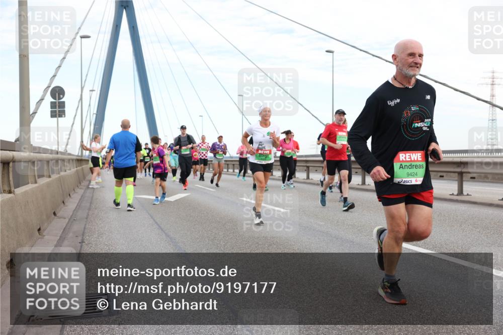 03.10.2025 - Köhlbrandbrückenlauf Lena Gebhardt http://msf.ph/oto/9197177 03.10.2025 15:30:23 Position 1 2025, 9424 meine-sportfotos.de