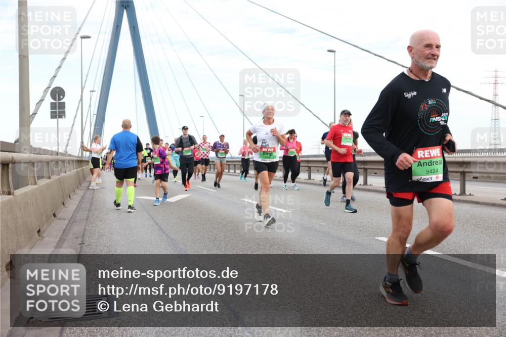 03.10.2025 - Köhlbrandbrückenlauf Lena Gebhardt http://msf.ph/oto/9197178 03.10.2025 15:30:23 Position 1 9424 meine-sportfotos.de